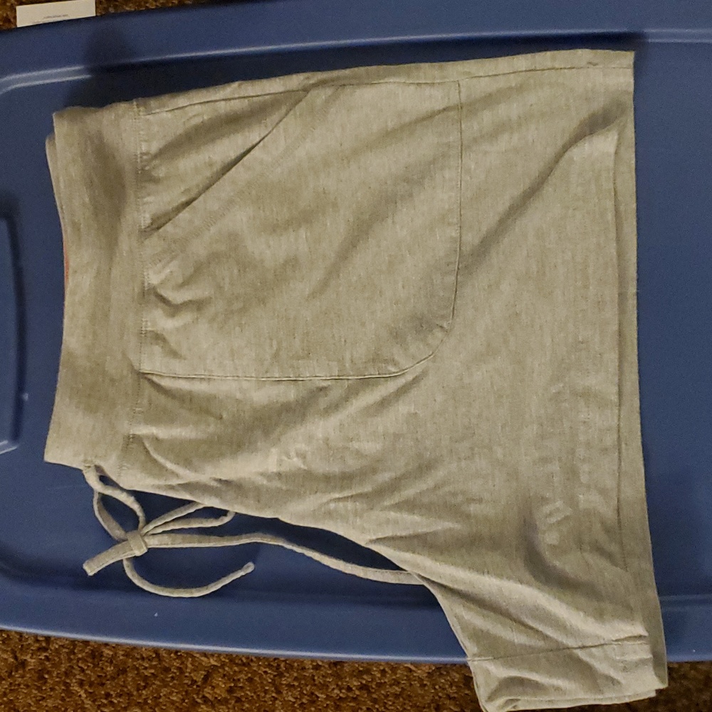 Grey shorts with pockets
